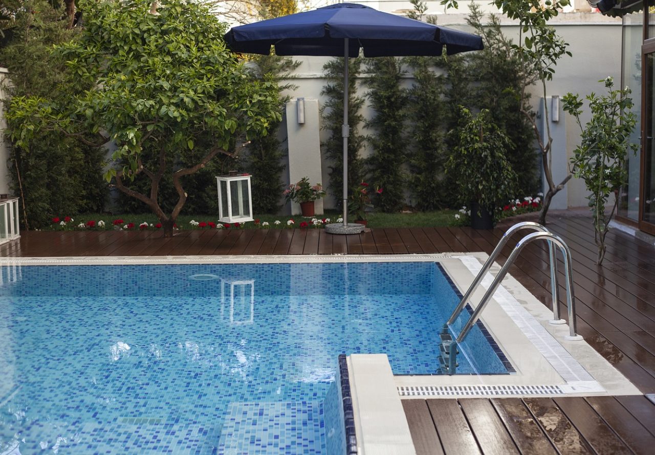pool-5055009_1280